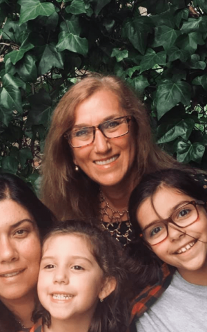 Família sorridente e bonita da Império de memórias
